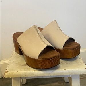 House of Harlow 1960 Ivory Griffin Leather Platform Block Heel Sandals